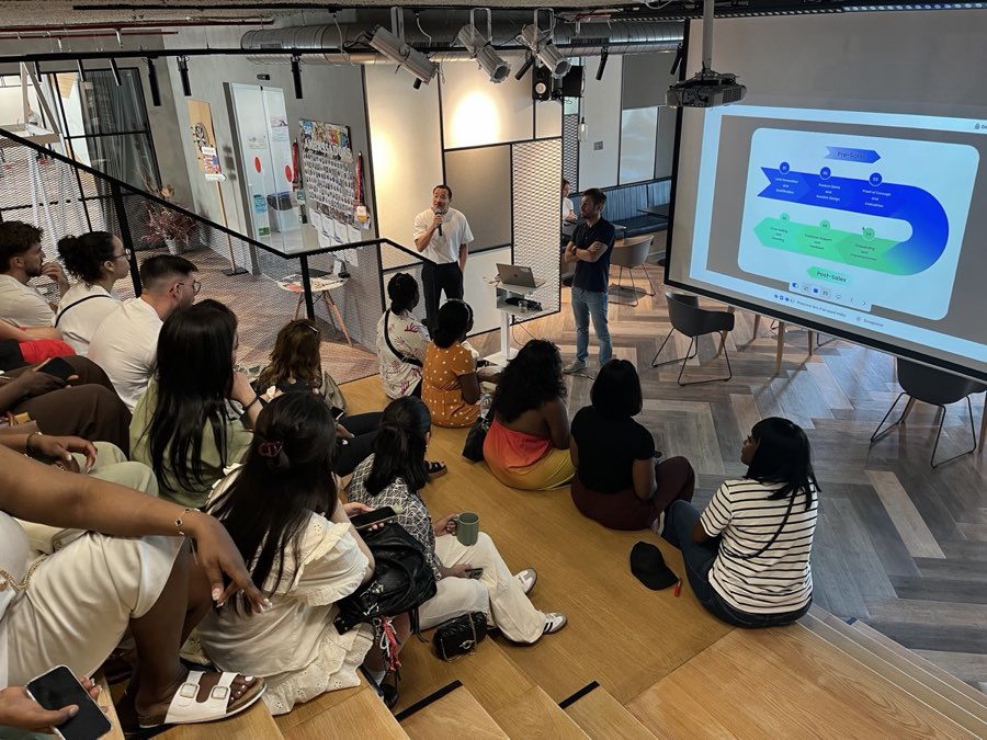 Présentation de SAP à un groupe d'étudiants dans ses bureaux de Barcelone
